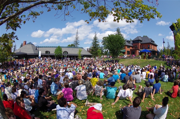 Champlain College welcomes the incoming Class of 2019 on Aiken Green. 
