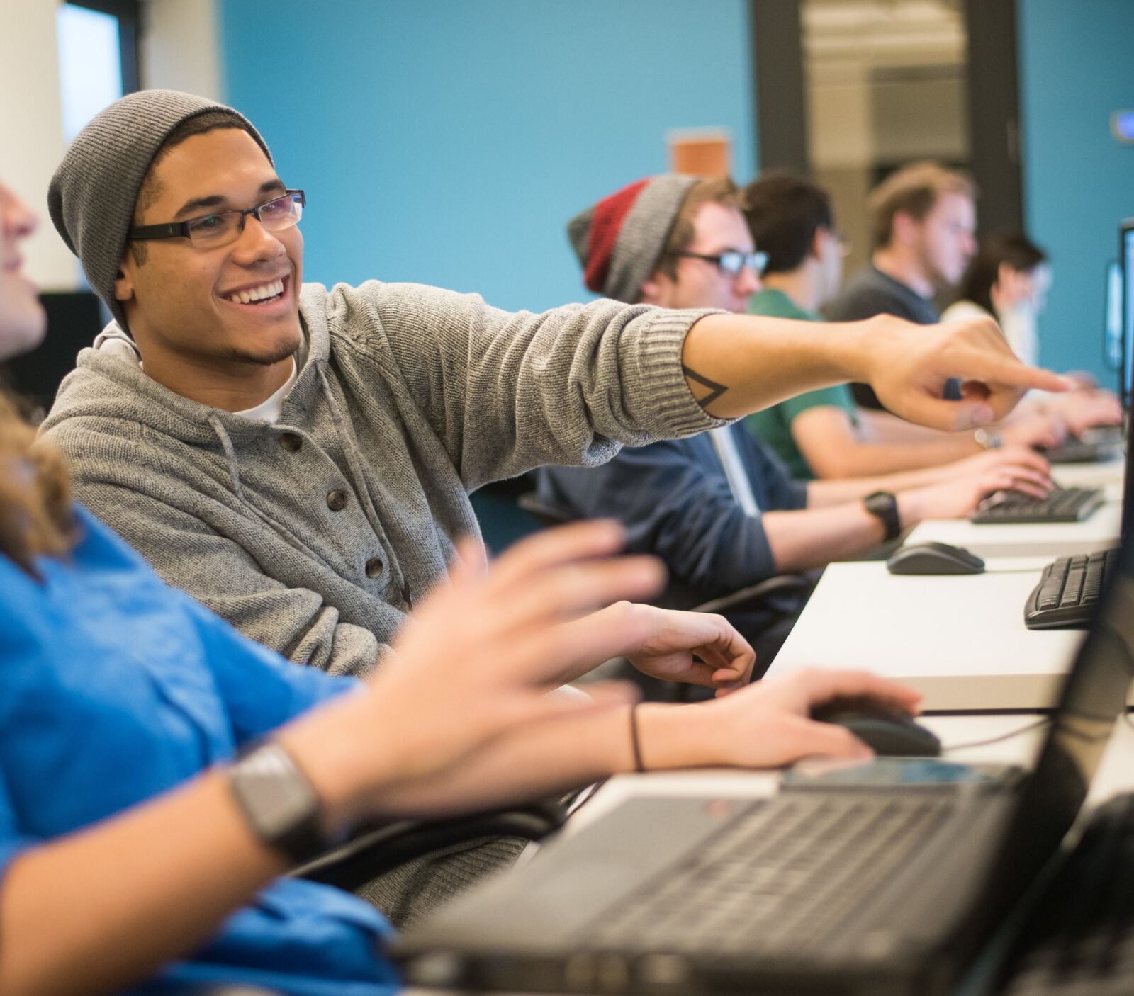 students working in the computer lab on campus