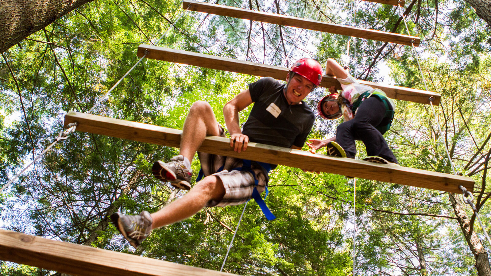two people on a ropes course